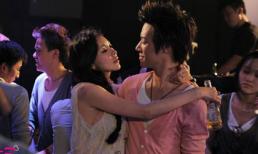 "Người đẹp ngực khủng" lả lơi bên trai trẻ