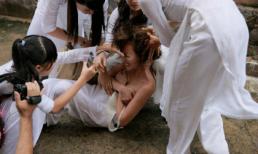 Lột hết quần áo nữ sinh lớp 8 bắt quay clip