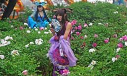 Nam sinh giả gái làm dáng trong vườn mẫu đơn