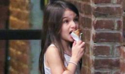 Suri "mê mệt" với kem ốc quế đón sinh nhật sớm!