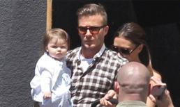 Bé Harper diện đầm xinh nhân ngày sinh nhật mẹ Vic