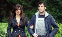 Fabregas và bồ diện quần "te tua" đi dạo phố