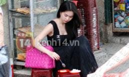 Ngọc Trinh diện váy dài... ngồi trà đá vỉa hè ở Hà Nội