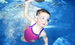 Ngắm bé gái 2 tuổi bơi như 'người cá'