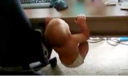 Video: Bé 10 tháng tuổi khỏe như... lực sĩ