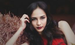 Hoa hậu Ngọc Diễm nằm dài giữa rừng hoang