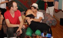 Mai Khôi vật bạn trai ra ghế rồi hôn thắm thiết giữa chốn đông người