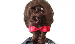 Bạn gái dịu dàng với tóc vặn xoắn kết hợp với tết