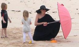 Lộ seri ảnh gia đình Brad và Jolie đưa con ra đảo chơi