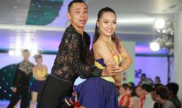 Chí Anh "giật" áo bồ trẻ, ôm eo nhảy cuồng nhiệt