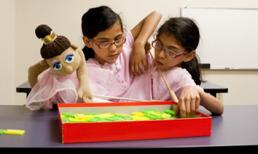 Cuộc sống chật vật của cặp song sinh dính liền