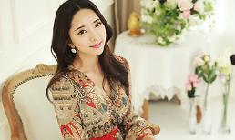 Nổi bật với váy hoạ tiết tô điểm sắc hè