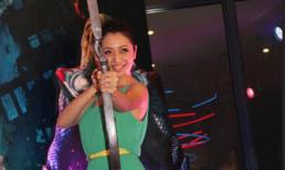 Jennifer Phạm diện váy gợi cảm, giương cung bắn nỏ!