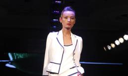 "Cò lớn" Lê Thúy xách... giỏ bánh mì lên sàn catwalk!