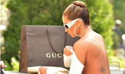 Người mẫu phơi lưng trần... bóng mỡ