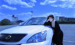 Thúy Khanh tạo dáng bên xế hộp