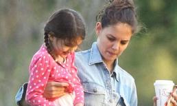 Suri như công chúa nhỏ bên "mẹ già đau khổ" Katie Holmes