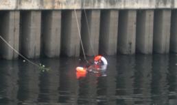 Mẹ bất lực nhìn con nhảy xuống kênh tự tử