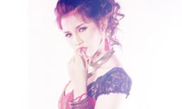 Hoa hậu Huyền Trang khiêu khích với áo ren