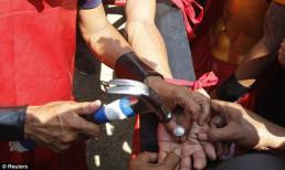 Kỳ lạ nghi thức đóng đinh vào chân tay ở Philippin