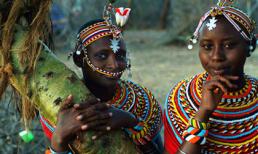 Kì lạ tục nhổ nước bọt lên đầu và ngực cô dâu