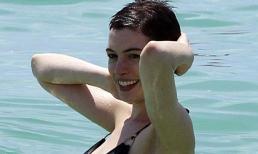 Anne Hathaway khoe mình hạc xương mai