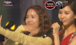 Yoona bất ngờ ngượng nghịu lên hát cùng nhóm nhỏ của SNSD