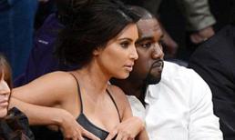 Diện váy bó sát, cô Kim loay hoay chỉnh ngực