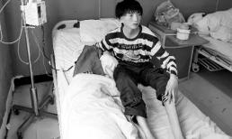 Mắc bệnh lạ, cậu bé hóa "người nhện"