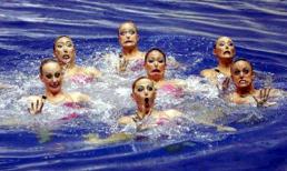 Biểu cảm hài hước của vận động viên bơi lội