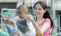 Ngắm Ngọc Trinh đời thường chơi đùa cùng cháu