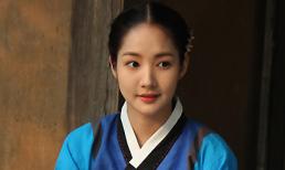 "Nữ thần cổ trang" Park Min Young gây chú ý với vẻ đẹp mong manh