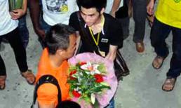 Hồng Sơn nổi giận vì CĐV tặng hoa