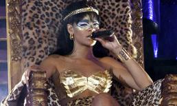 Rihanna dát vàng môi, mắt