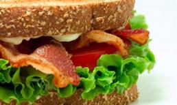 Hoảng hồn cắn phải ngón tay lạ trong sandwich