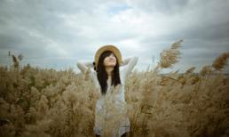 Em sẽ đợi ngày anh quên chị ấy