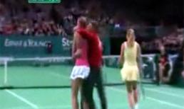 Cưỡng hôn ngay trên sân