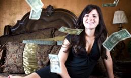 Em cần tiền hơn cần anh