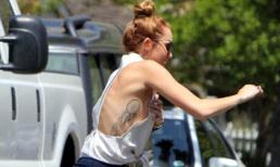 Quên nội y, Miley Cyrus vừa chạy vừa "sợ rơi" ngực