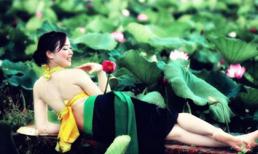 Yếm thắm lưng trần khoe sắc giữa hồ sen