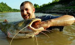 Thú chơi kinh dị: Dùng tay làm mồi nhử tóm cá khổng lồ