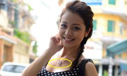 Soi dây chuyền khắc tên hôn phu mới của Jennifer Phạm