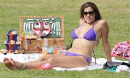 Bồ cũ Ryan Giggs diện bikini trong... công viên