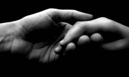 Giật m&#236;nh ch&#250; xe &#244;m v&#224; con g&#225;i chơi 'sờ soạng'