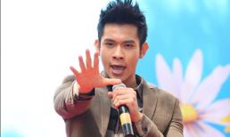 Hotboy Hồ Vĩnh Khoa hát hết mình trước các khán giả nhí