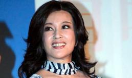 Lưu Hiểu Khánh 61 tuổi diện váy ngắn khoe chân thon