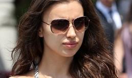 Bồ CR7 khoe tấm lưng trần