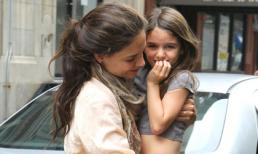 Suri nũng nịu đòi mẹ bế trên đường phố New York