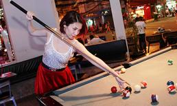 Pha Lê cùng bạn đi chơi bida giải stress