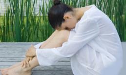 Nữ sinh tắm, thầy giáo gõ cửa "xin vào"